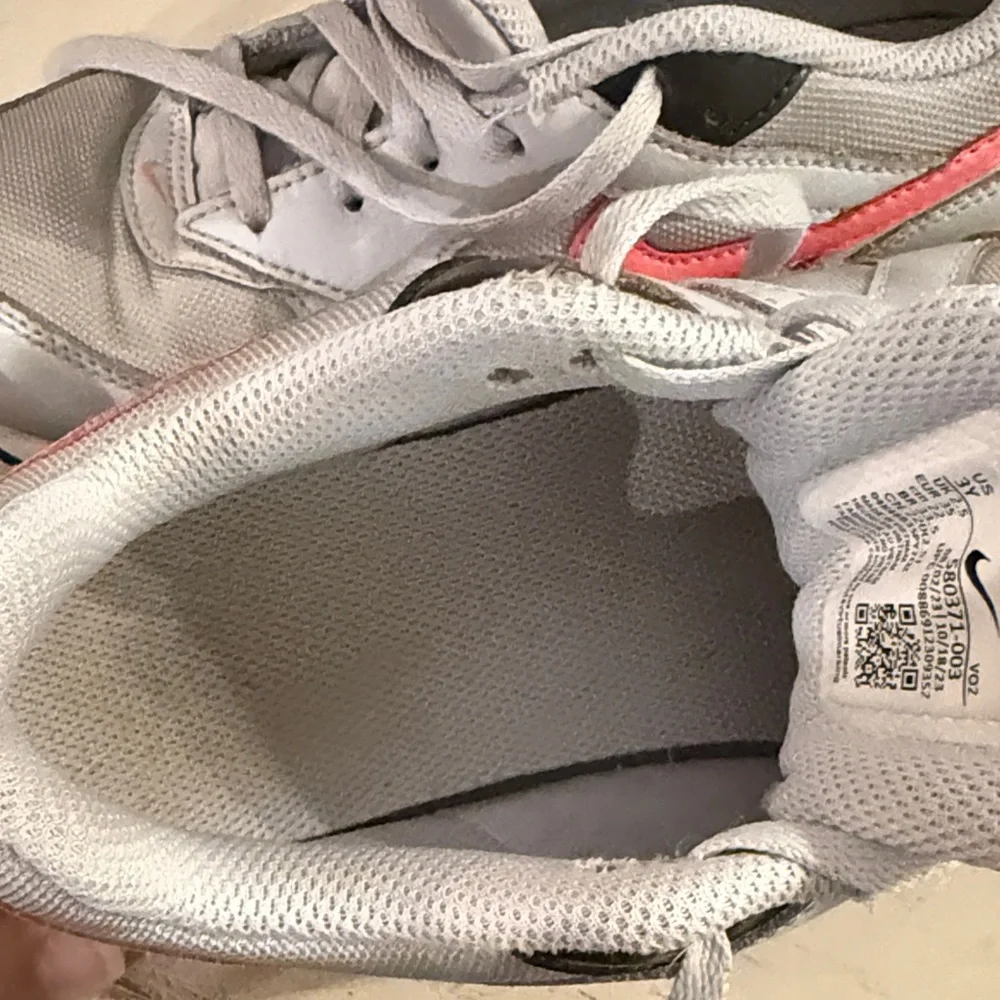 Kids Nike Air Max IVO Sneakers - White and Pink 3Y
